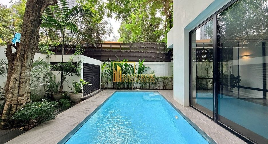 For rent 4 bedrooms villa in Watthana, Bangkok