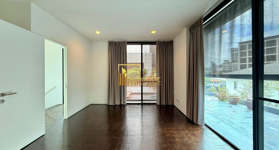 For rent 4 bedrooms villa in Watthana, Bangkok