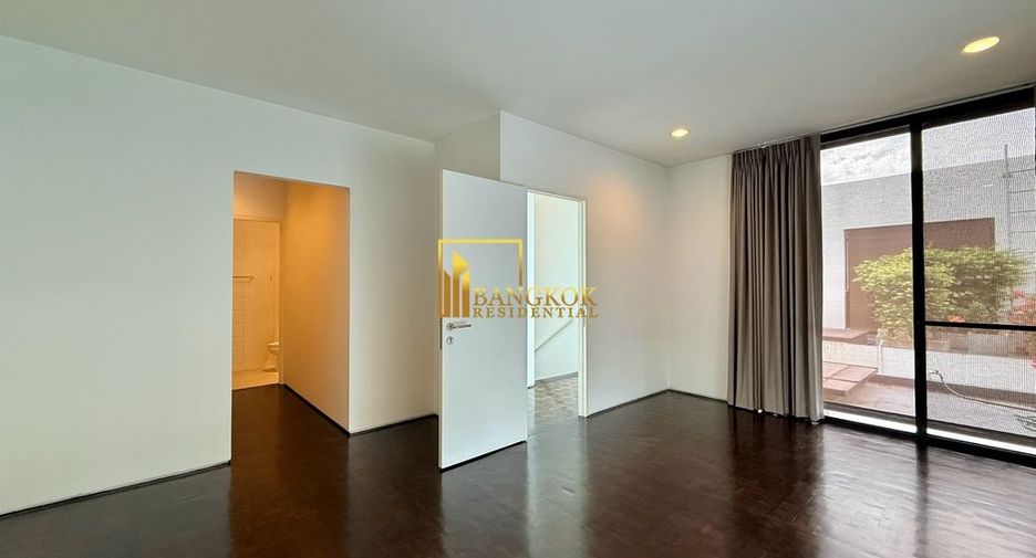 For rent 4 bedrooms villa in Watthana, Bangkok