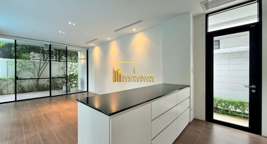 For rent 4 bedrooms villa in Watthana, Bangkok