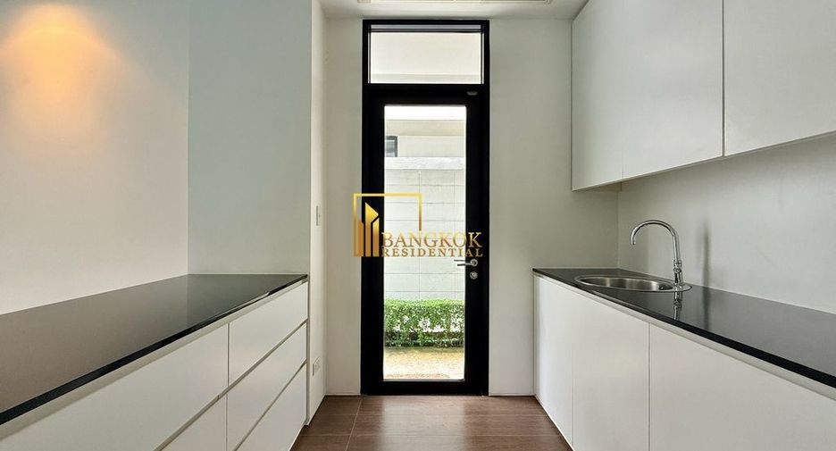 For rent 4 bedrooms villa in Watthana, Bangkok