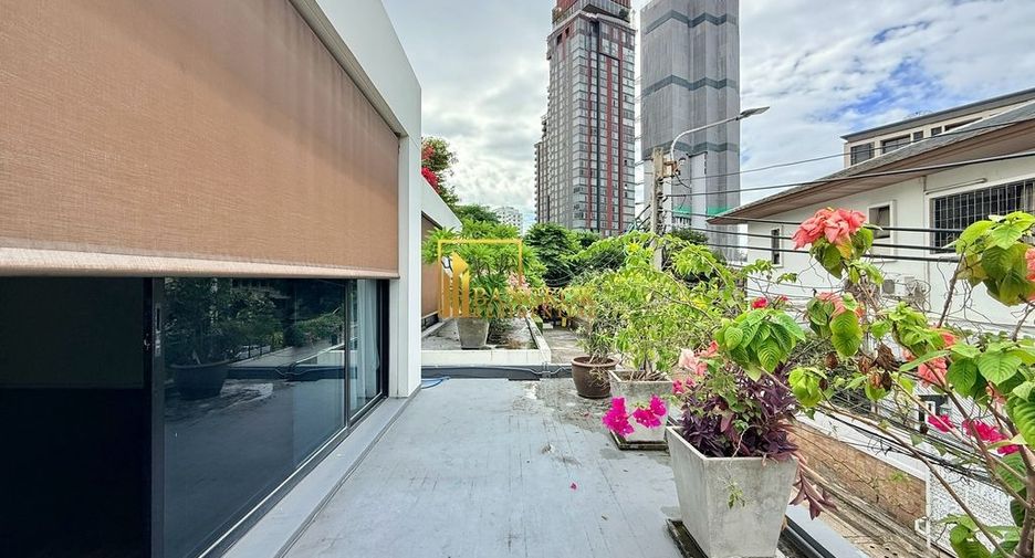 For rent 4 bedrooms villa in Watthana, Bangkok