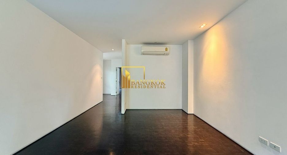 For rent 4 bedrooms villa in Watthana, Bangkok