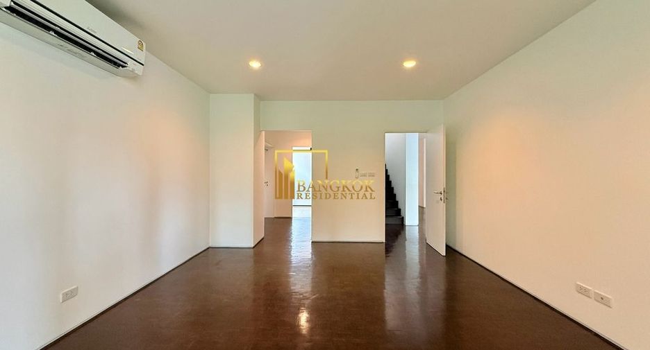 For rent 4 bedrooms villa in Watthana, Bangkok