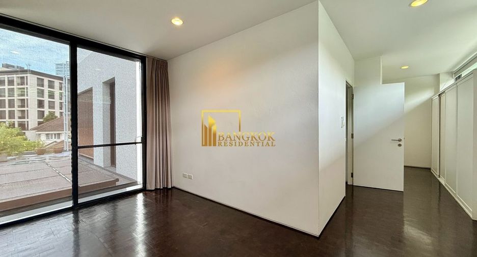 For rent 4 bedrooms villa in Watthana, Bangkok