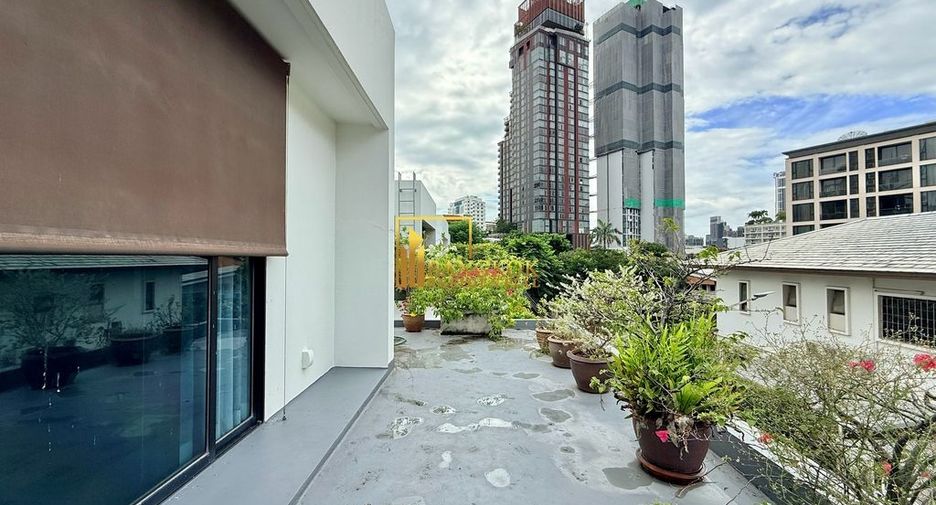 For rent 4 bedrooms villa in Watthana, Bangkok