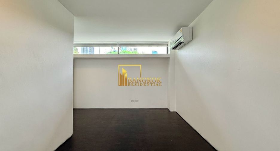For rent 4 bedrooms villa in Watthana, Bangkok