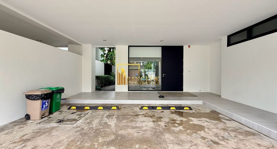 For rent 4 bedrooms villa in Watthana, Bangkok
