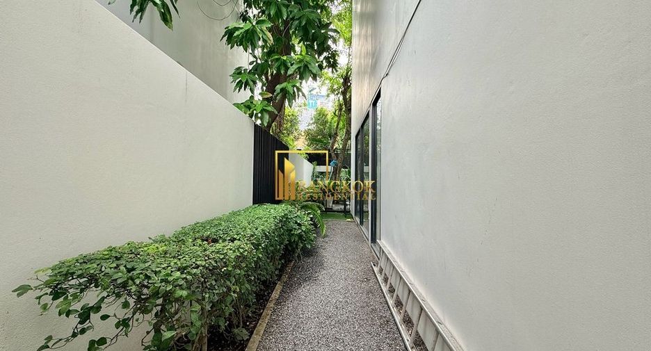 For rent 4 bedrooms villa in Watthana, Bangkok