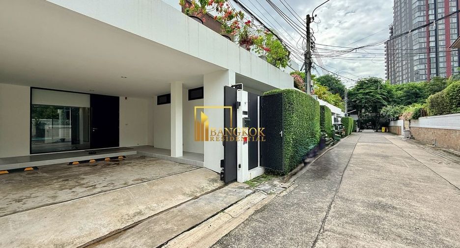 For rent 4 bedrooms villa in Watthana, Bangkok