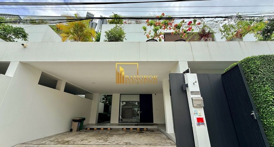For rent 4 bedrooms villa in Watthana, Bangkok