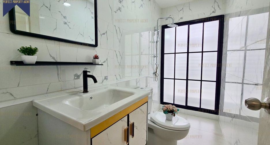 For sale 3 bedrooms townhouse in Lat Krabang, Bangkok