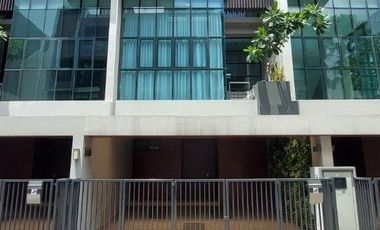 For rent 3 bedrooms townhouse in Watthana, Bangkok