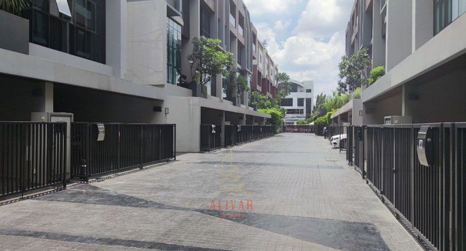 For rent 3 bedrooms townhouse in Watthana, Bangkok