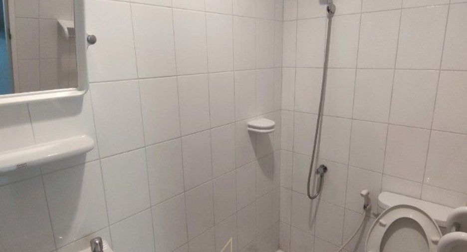 For rent 3 bedrooms townhouse in Watthana, Bangkok