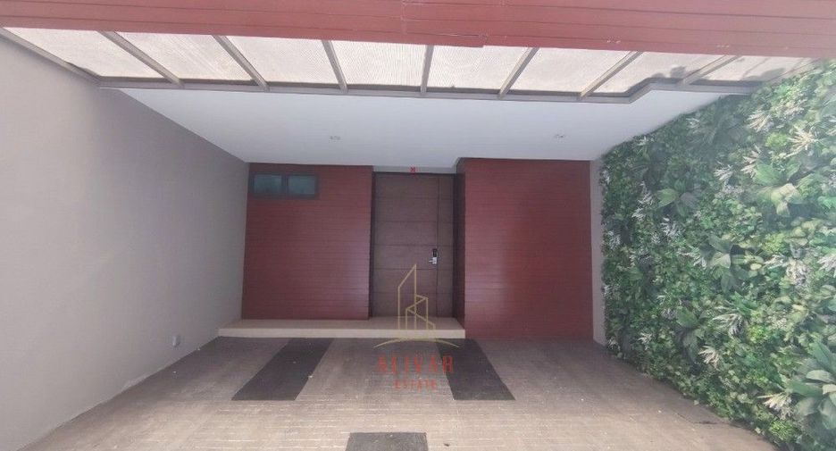 For rent 3 bedrooms townhouse in Watthana, Bangkok