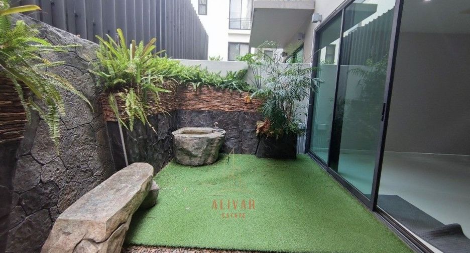 For rent 3 bedrooms townhouse in Watthana, Bangkok