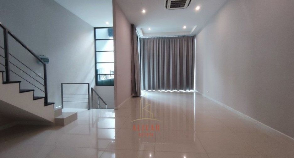For rent 3 bedrooms townhouse in Watthana, Bangkok