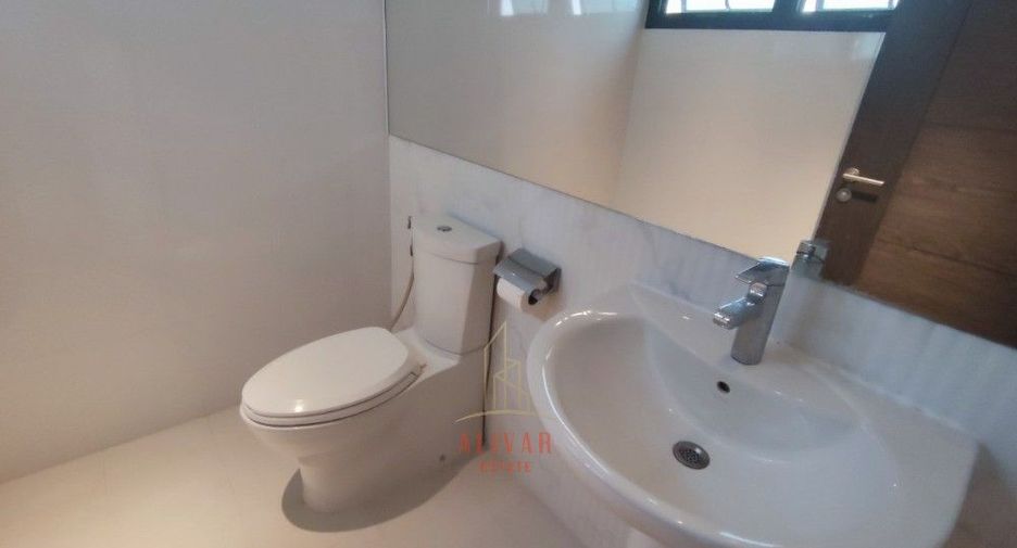 For rent 3 bedrooms townhouse in Watthana, Bangkok