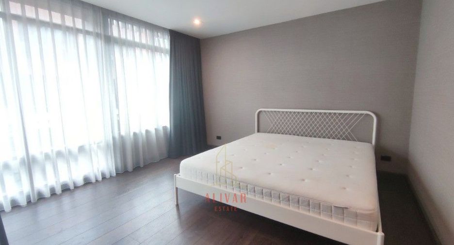 For rent 3 bedrooms townhouse in Watthana, Bangkok