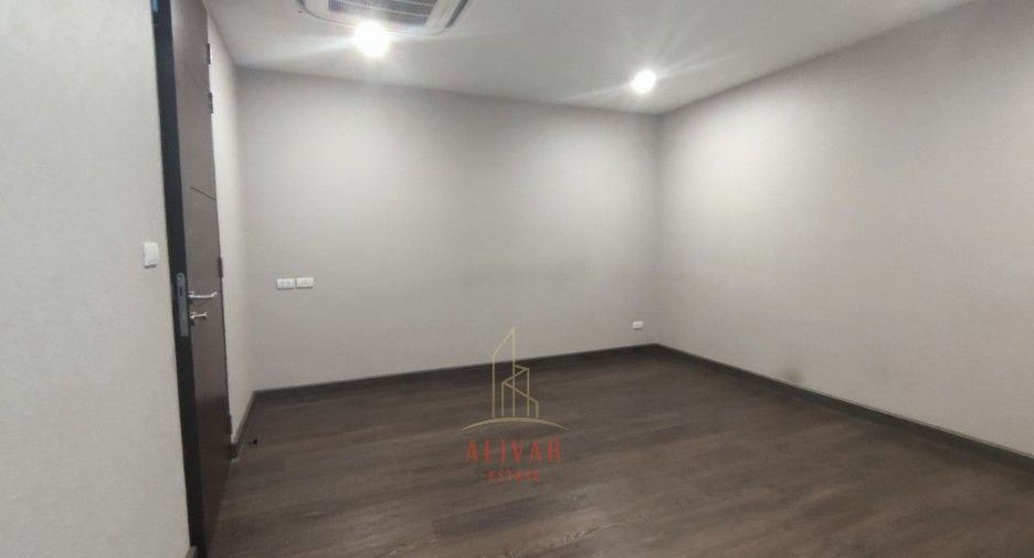 For rent 3 bedrooms townhouse in Watthana, Bangkok
