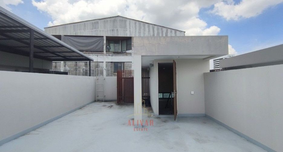 For rent 3 bedrooms townhouse in Watthana, Bangkok