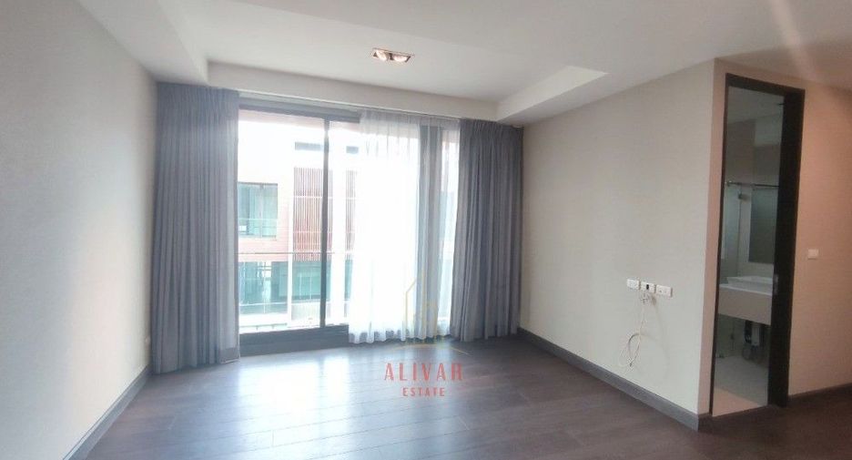For rent 3 bedrooms townhouse in Watthana, Bangkok