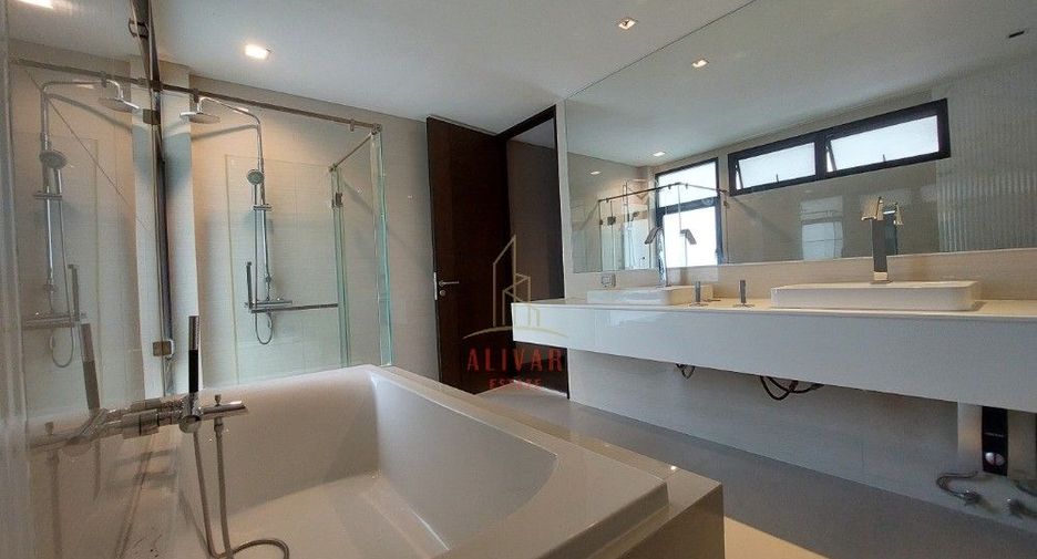 For rent 3 bedrooms townhouse in Watthana, Bangkok
