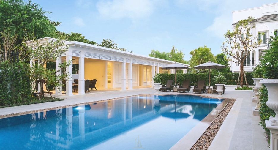 For rent 3 bedrooms townhouse in Phra Khanong, Bangkok