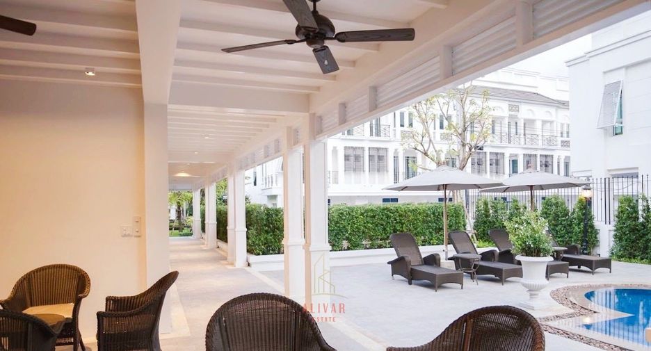 For rent 3 bedrooms townhouse in Phra Khanong, Bangkok