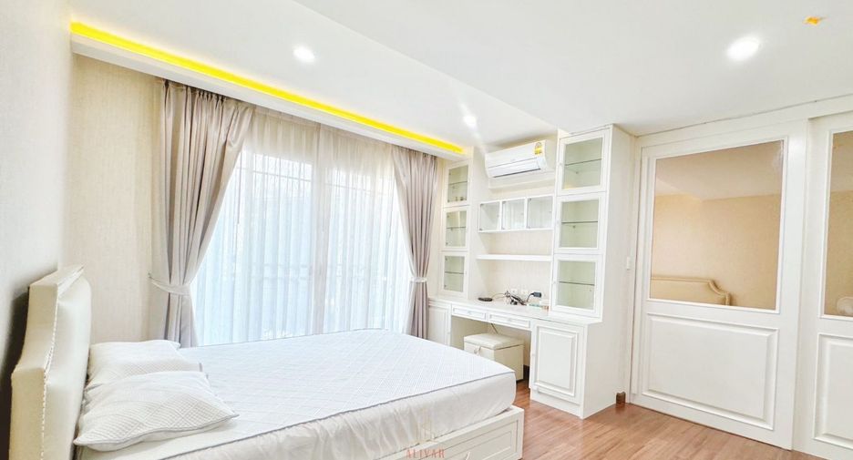 For rent 3 bedrooms townhouse in Phra Khanong, Bangkok