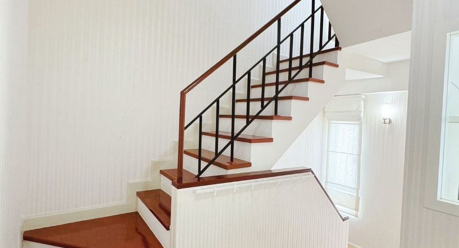 For rent 3 bedrooms townhouse in Phra Khanong, Bangkok