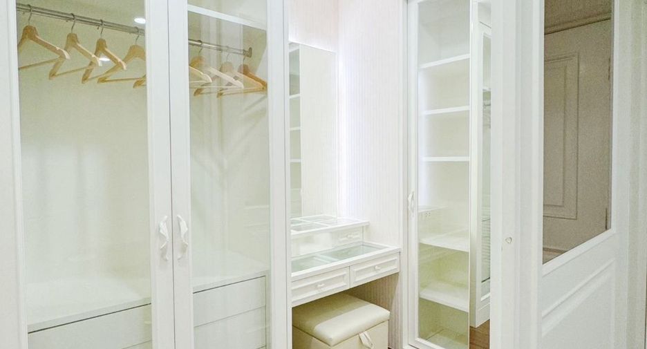 For rent 3 bedrooms townhouse in Phra Khanong, Bangkok