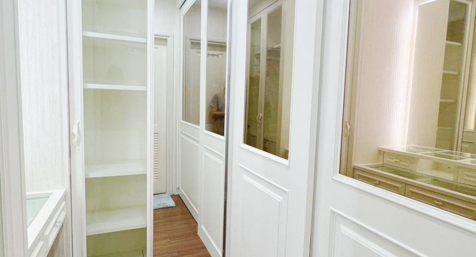 For rent 3 bedrooms townhouse in Phra Khanong, Bangkok