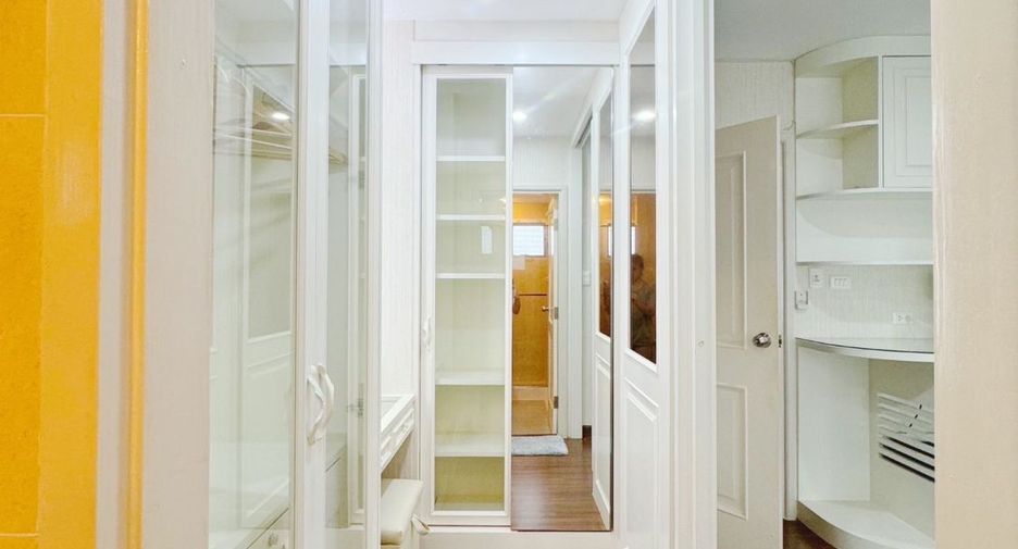 For rent 3 bedrooms townhouse in Phra Khanong, Bangkok