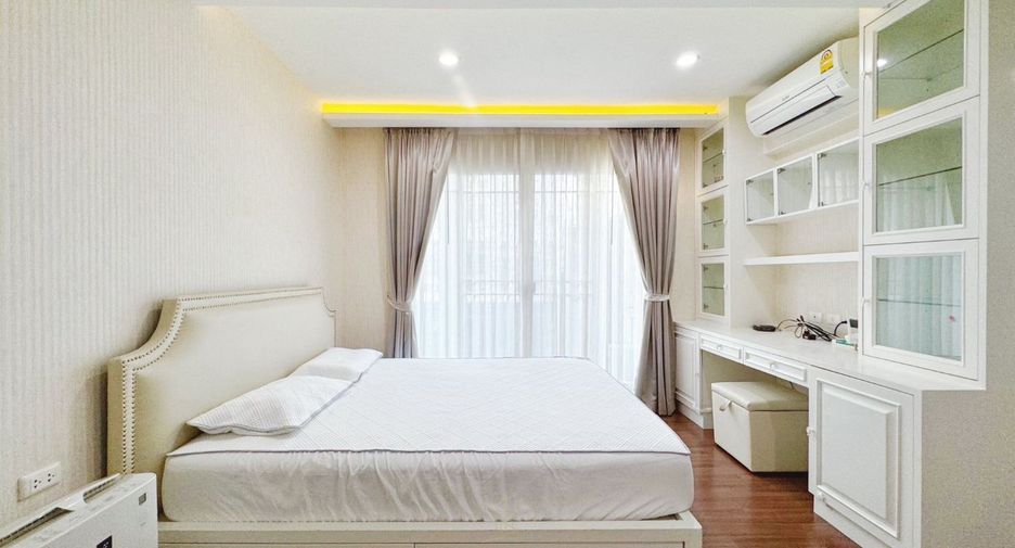 For rent 3 bedrooms townhouse in Phra Khanong, Bangkok