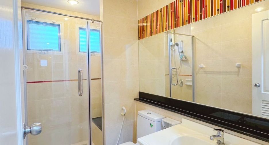 For rent 3 bedrooms townhouse in Phra Khanong, Bangkok