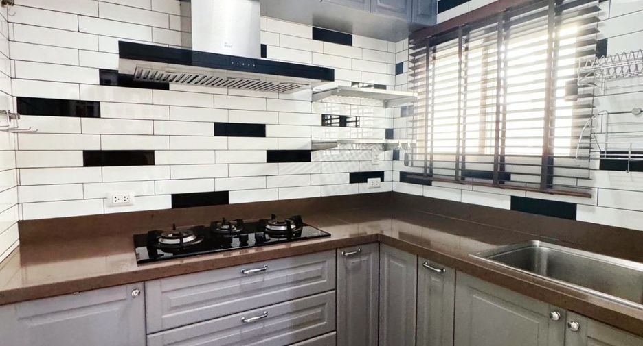 For rent 3 bedrooms townhouse in Phra Khanong, Bangkok