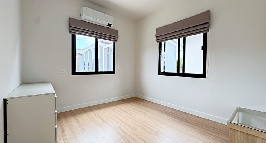 Casa en alquiler de 4 habitaciones en Bang Lamung, Chonburi