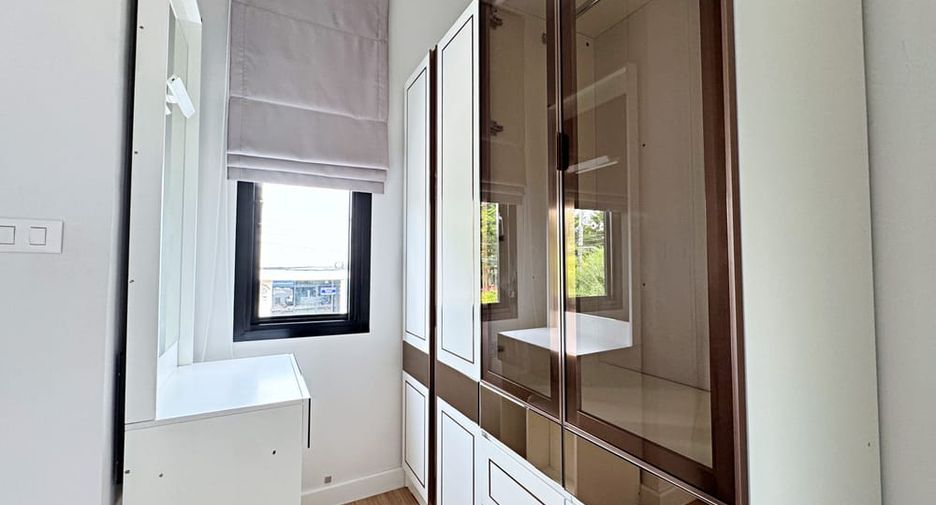 Casa en alquiler de 4 habitaciones en Bang Lamung, Chonburi