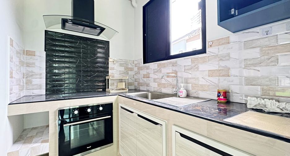 Casa en alquiler de 4 habitaciones en Bang Lamung, Chonburi
