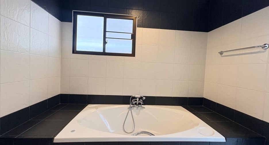 À louer 3 chambres villa à Bang Lamung, Chonburi