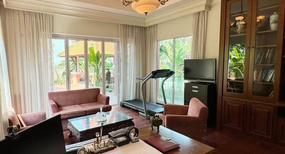 À louer et à vendre 4 chambres villa à Huay Yai, Pattaya