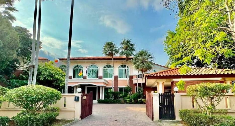 À louer et à vendre 4 chambres villa à Huay Yai, Pattaya