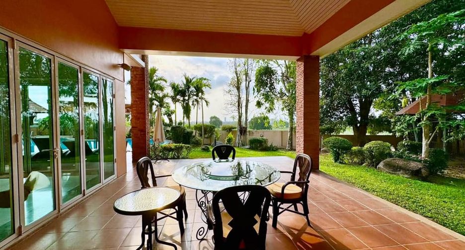 À louer et à vendre 4 chambres villa à Huay Yai, Pattaya