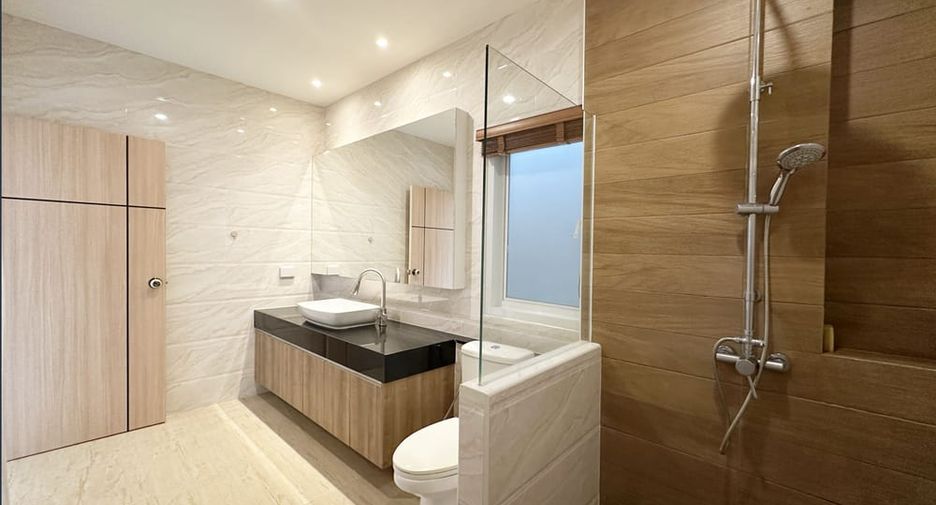 For rent そして for sale 3 ベッドルーム villa in Huay Yai, Pattaya