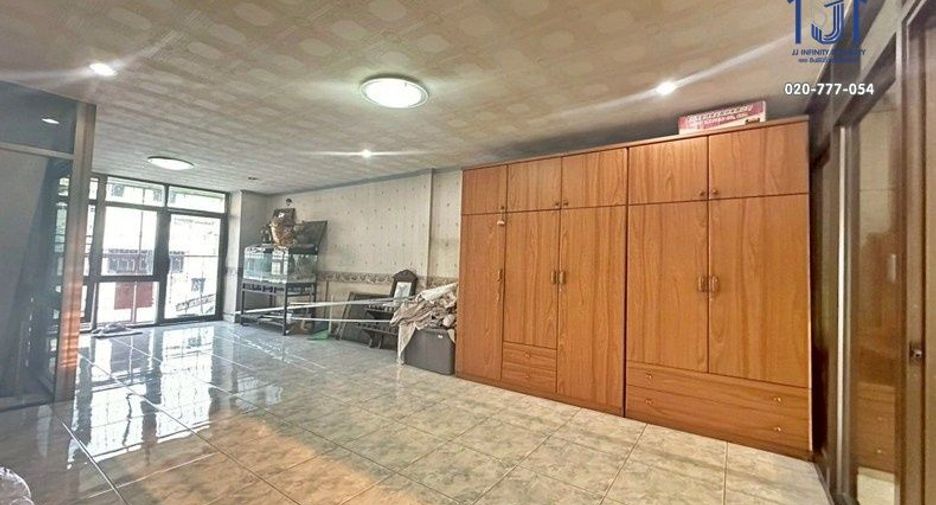 Local comercial en venta de 2 habitaciones en Khan Na Yao, Bangkok