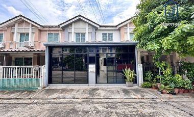 Casa adosada en venta de 3 habitaciones en Saphan Sung, Bangkok