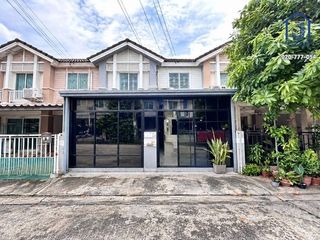 Casa adosada en venta de 3 habitaciones en Saphan Sung, Bangkok