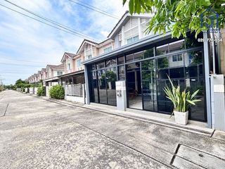Casa adosada en venta de 3 habitaciones en Saphan Sung, Bangkok